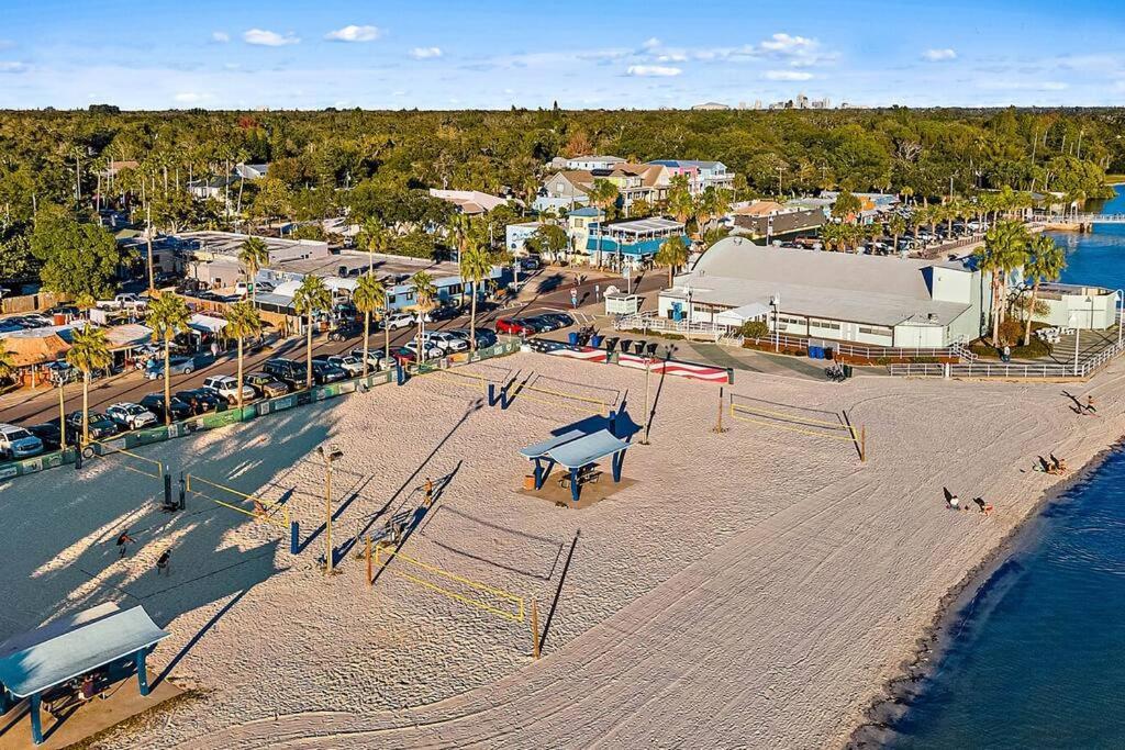 Quaint Gulfport Beach Bungalow Сент-Пітерсбург Екстер'єр фото